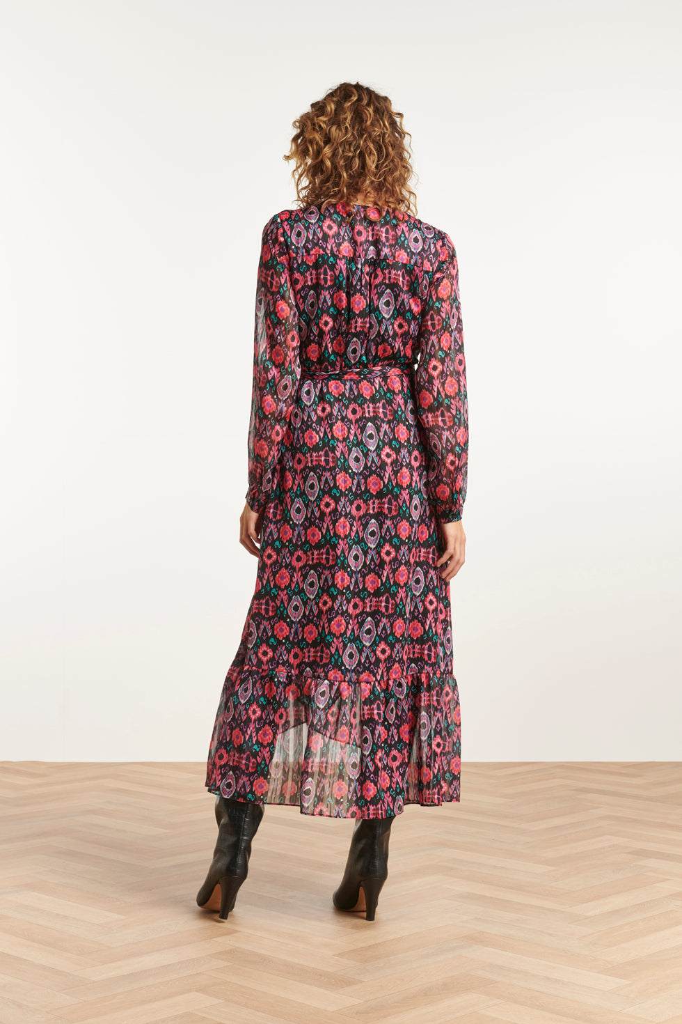 23539 Chiffon Flowy Maxi Jurk Met Riem Met Ornament Print | Blackwhite