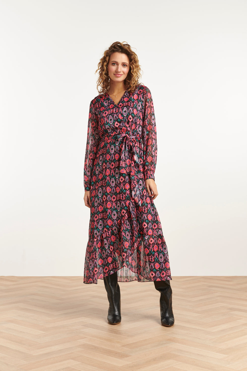 23539 Chiffon Flowy Maxi Jurk Met Riem Met Ornament Print | Blackwhite