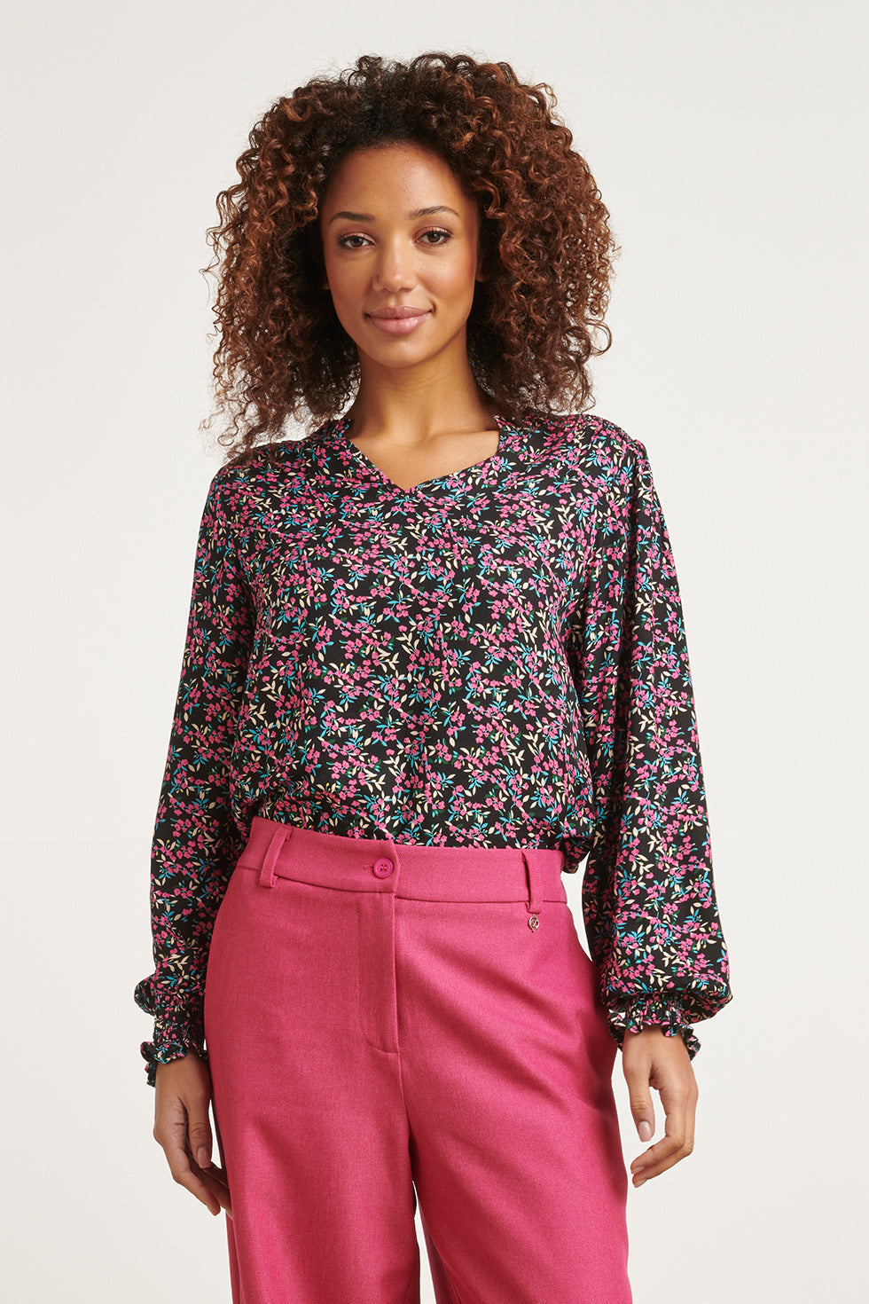 23542 Ruffled V-Hals Top Met Smock Manchetten | Black - Pink