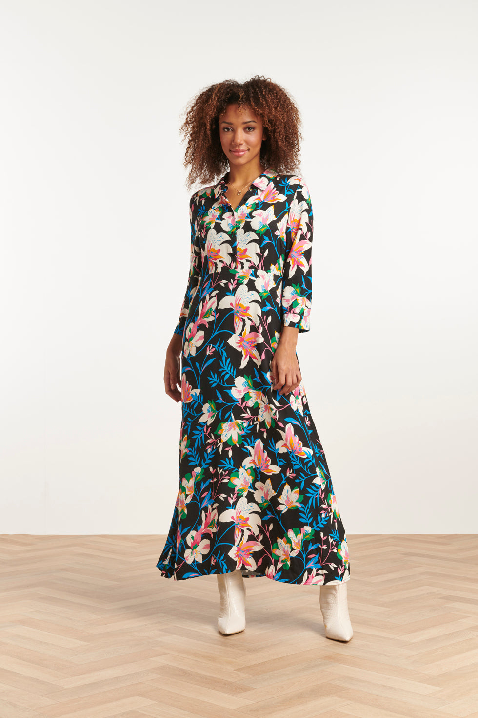 23547 Flared Maxi Jurk Met Heldere Bloemenprint | Black - Muticolour