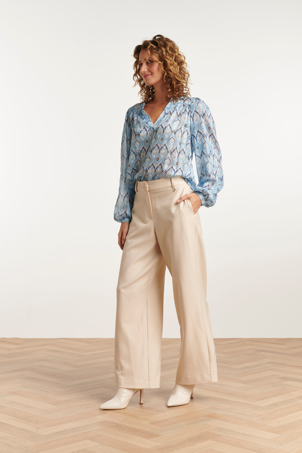 23556 Elegante Top Met Frisse Tribal Print | Light Blue - White