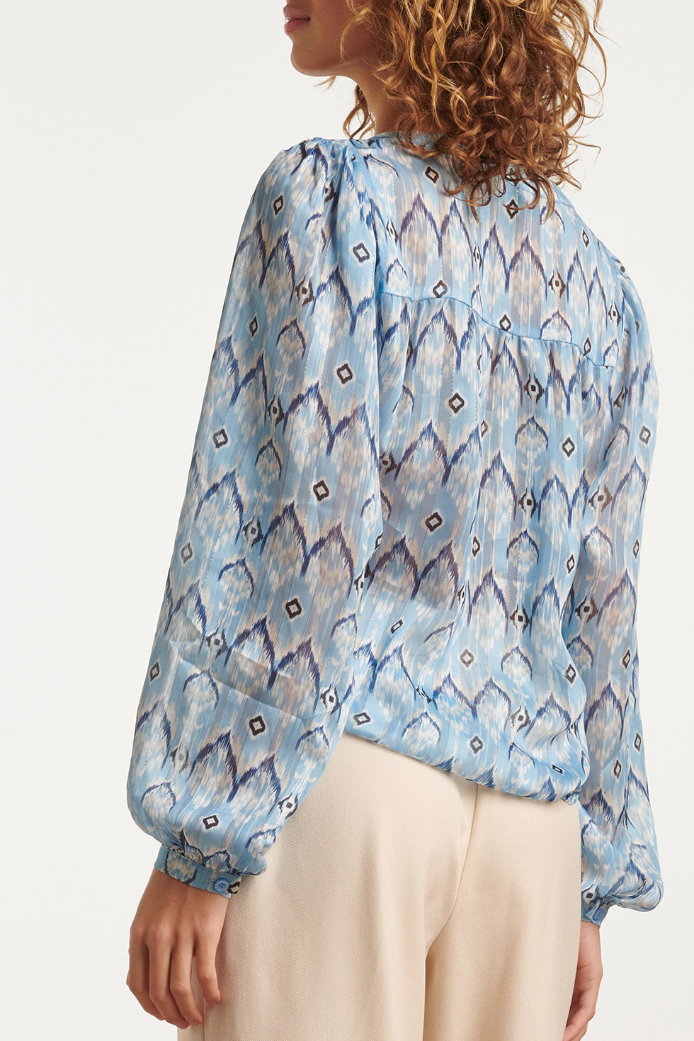 23556 Elegante Top Met Frisse Tribal Print | Light Blue - White