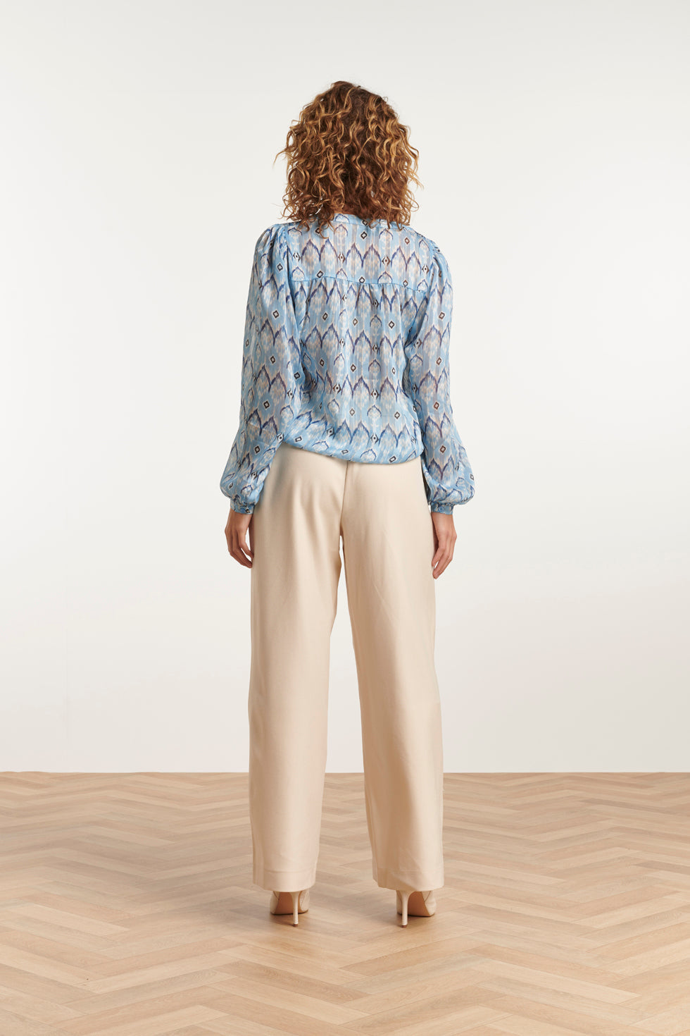 23556 Elegante Top Met Frisse Tribal Print | Light Blue - White