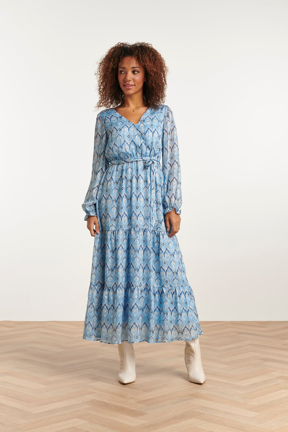 23557 Elegante Maxi Jurk Met Frisse Tribal Print | Light Blue - White