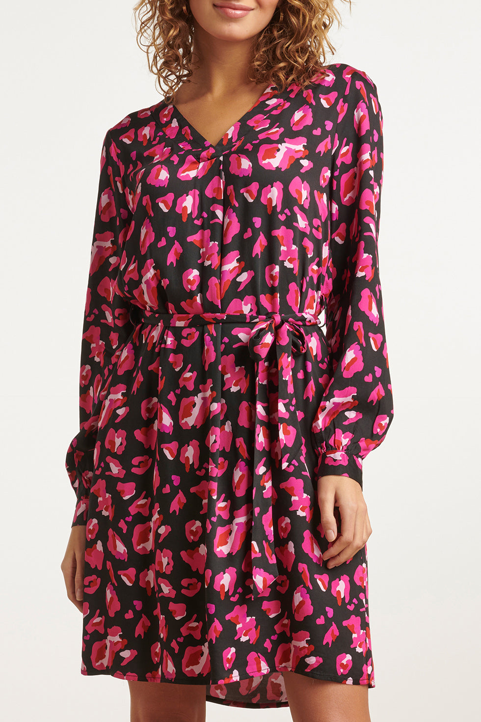 23559 Losjes Gedrapeerde Jurk Met Speelse Dierenprint | Black-Fuchsia