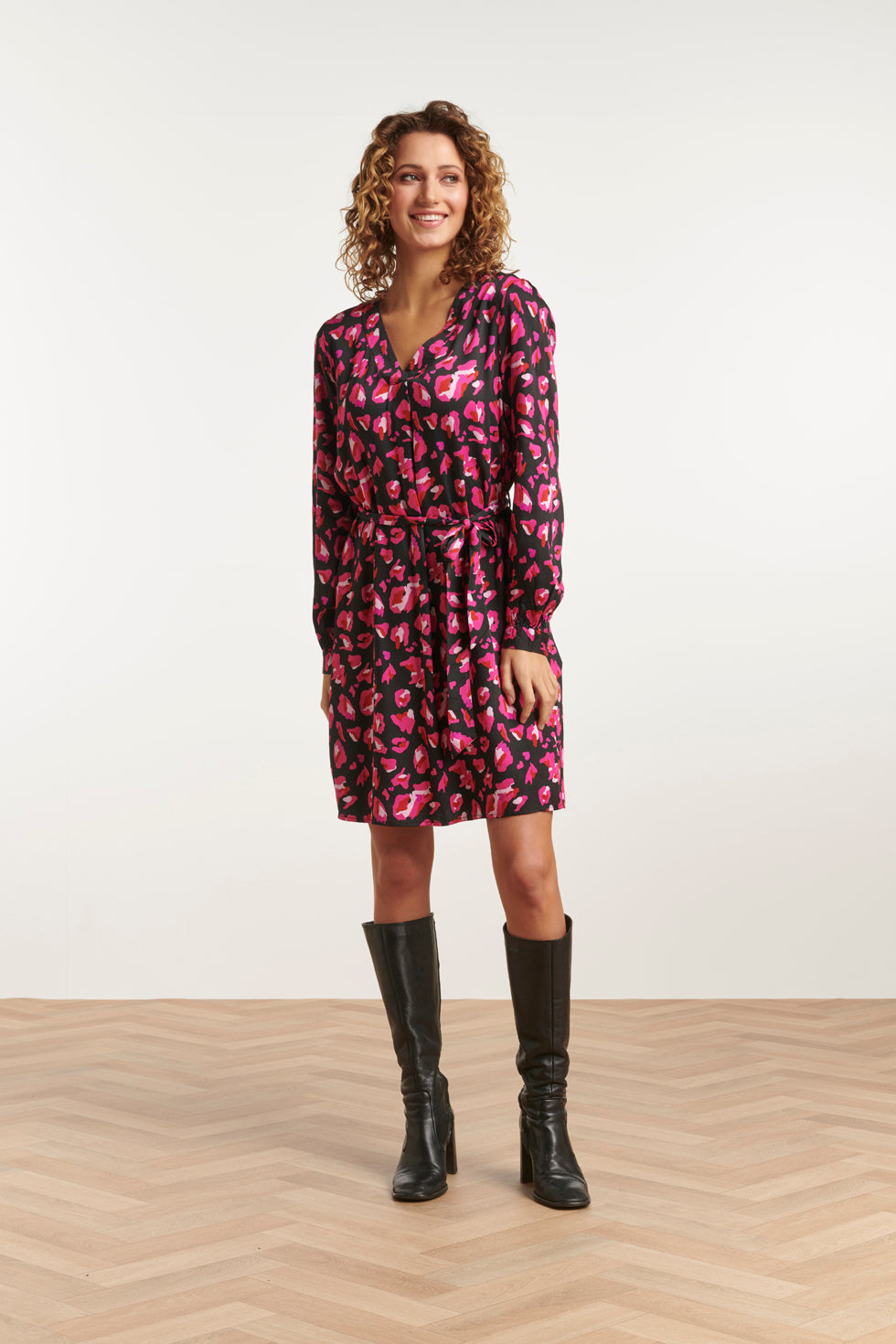 23559 Losjes Gedrapeerde Jurk Met Speelse Dierenprint | Black-Fuchsia