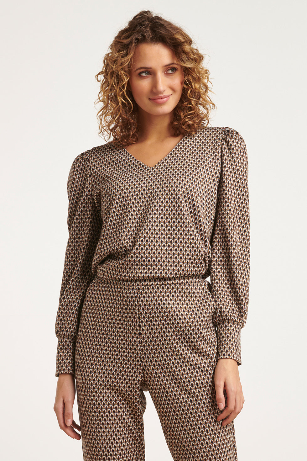 23570 Vintage V-Hals TopRetro Neutraal e Print | Black - Brown