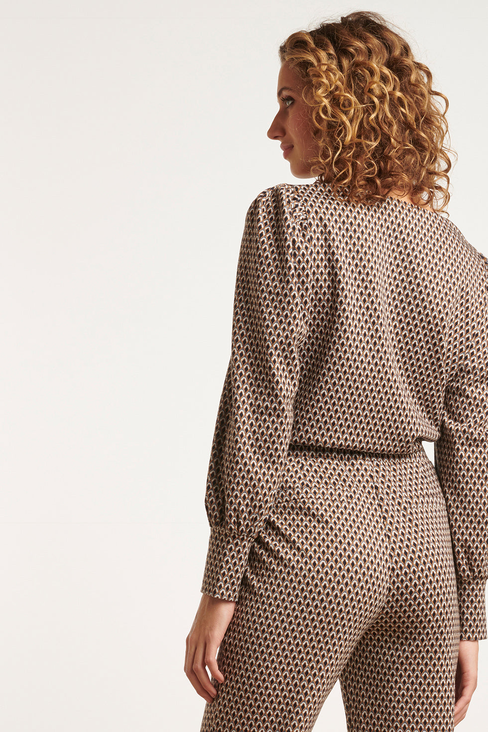 23570 Vintage V-Hals TopRetro Neutraal e Print | Black - Brown