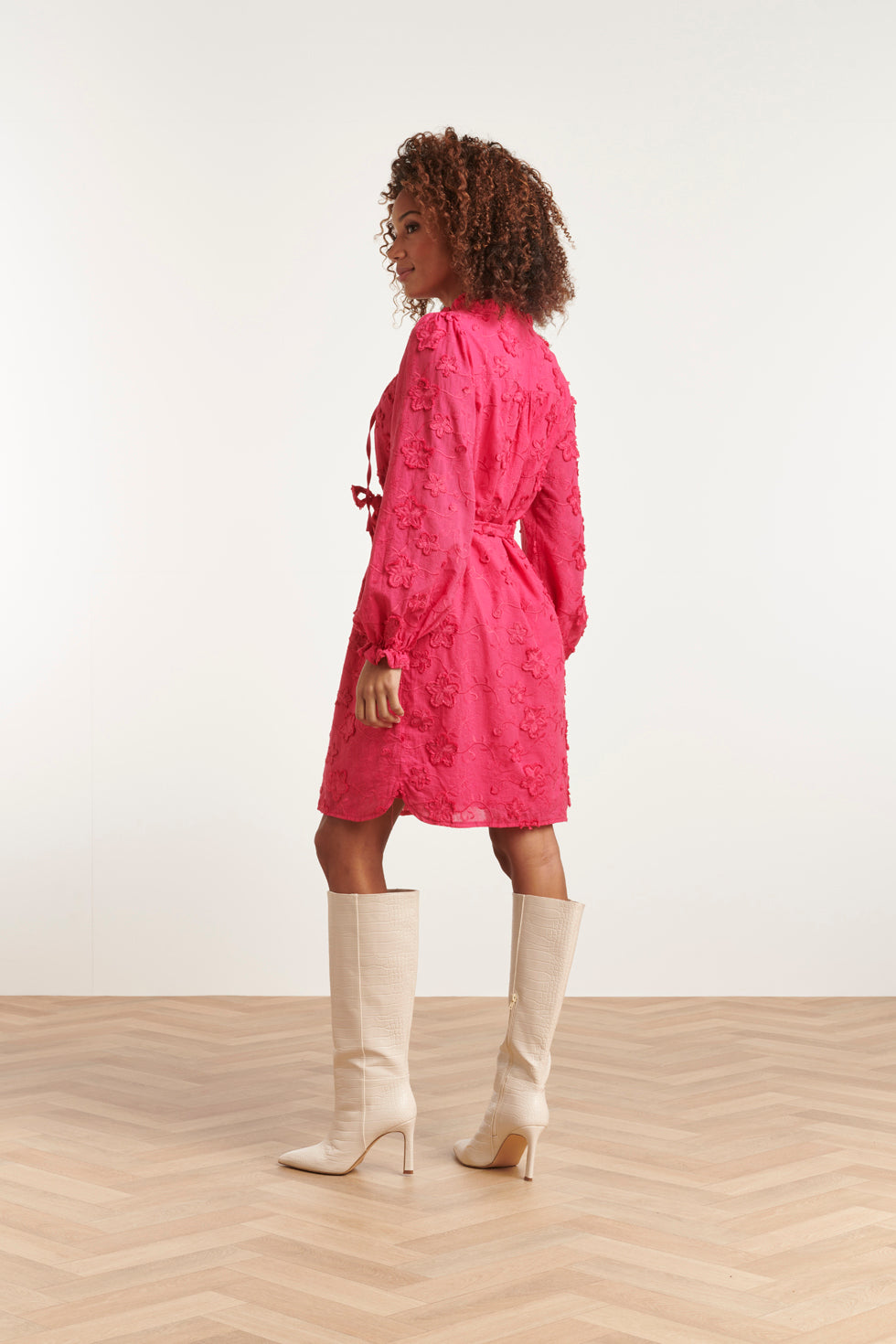 23572 3D Geborduurde Bloemenjurk Met Halsstrik | Pink