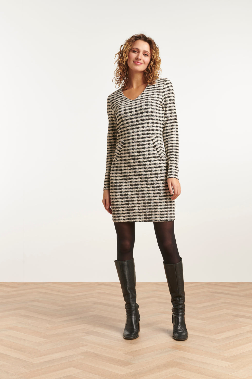 23575 Geruite Jurk Met V-Halszakken | Black-White