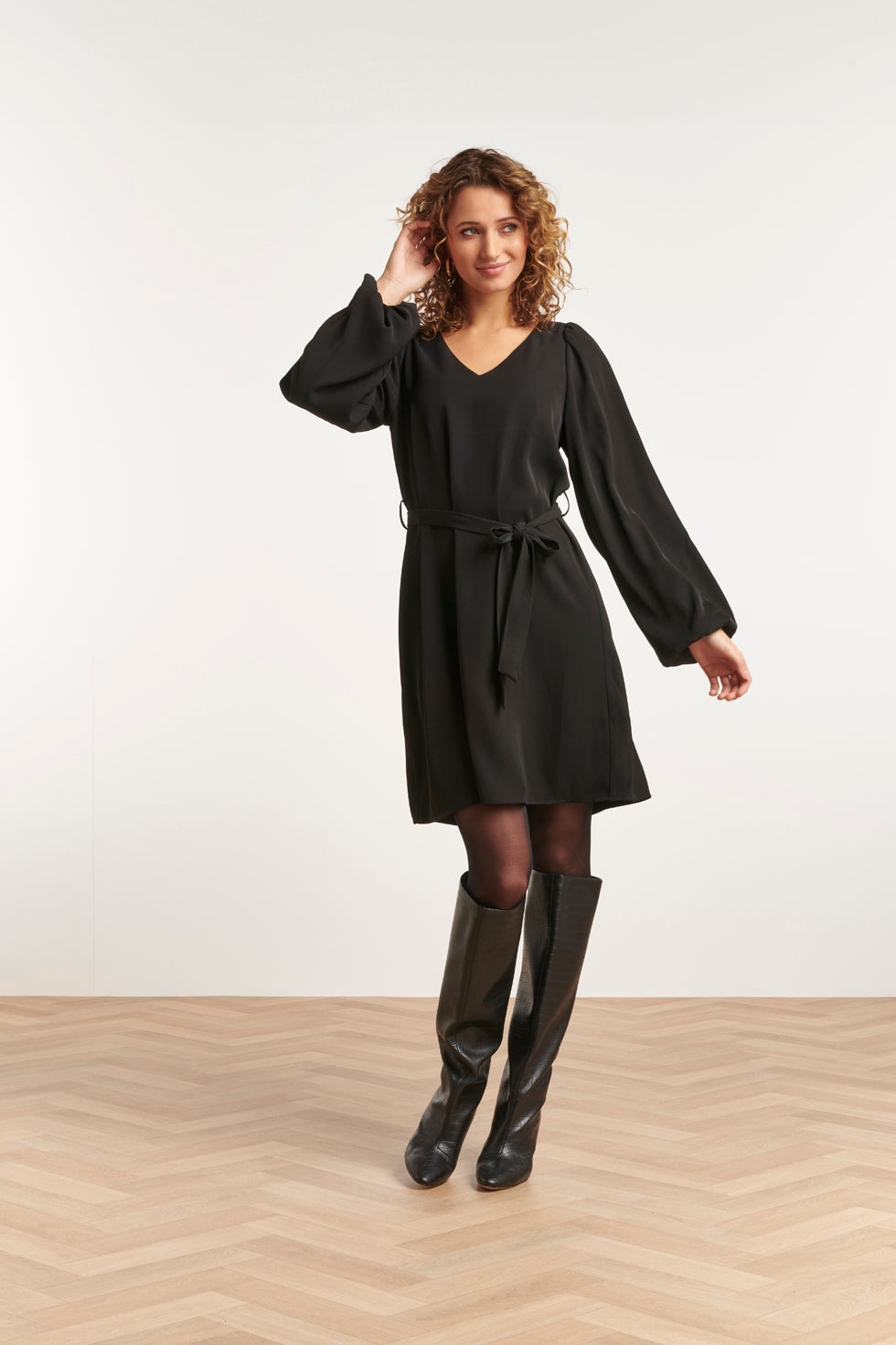 23587 Elegante E V-Hals Jurk Met Ballonmouwen | Black
