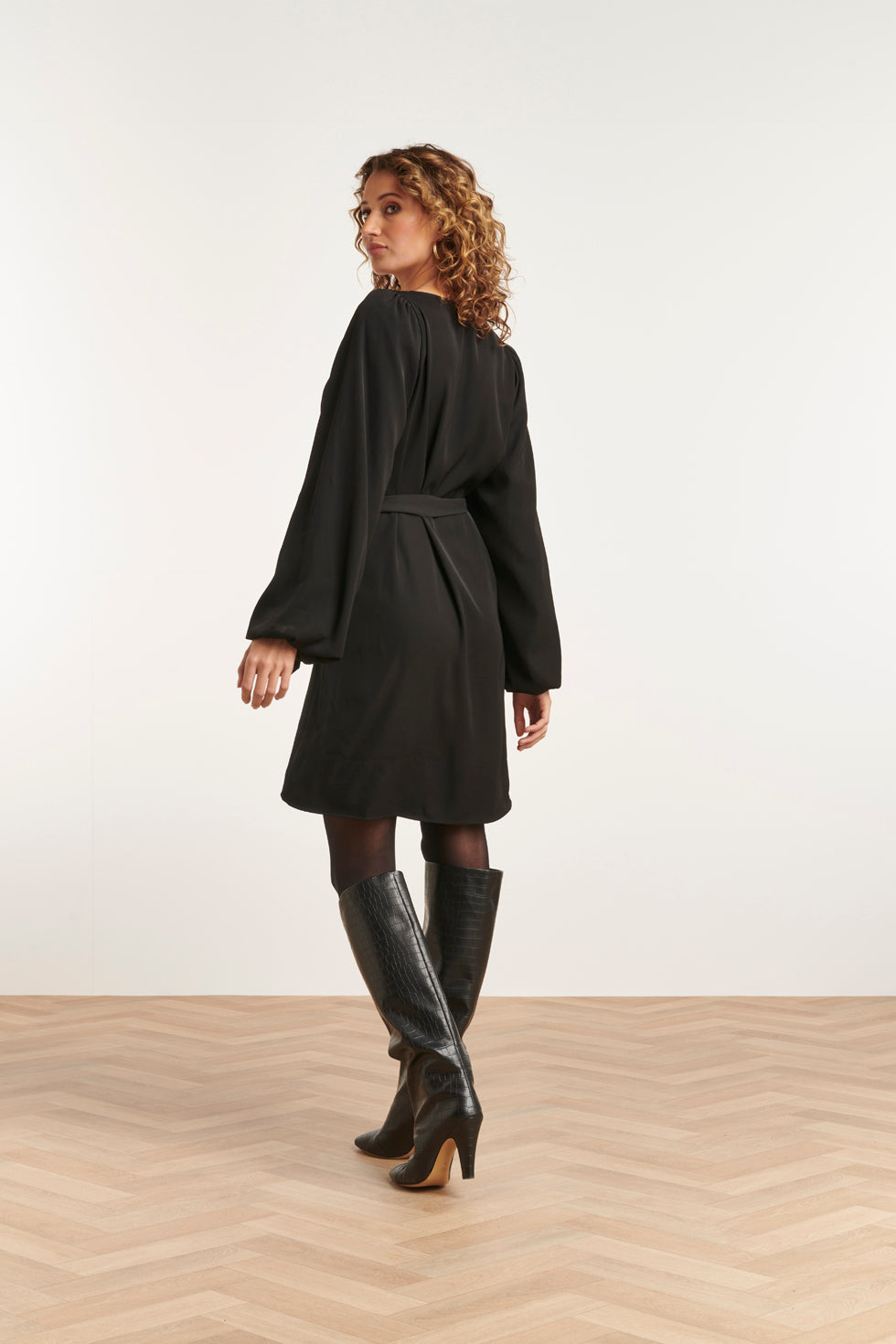 23587 Elegante E V-Hals Jurk Met Ballonmouwen | Black