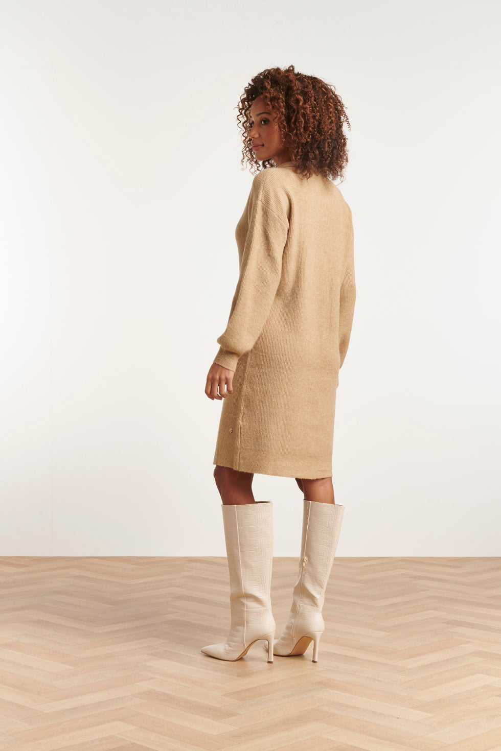 23606 Casual Gebreide Jurk Met Chique Kraag | Sand