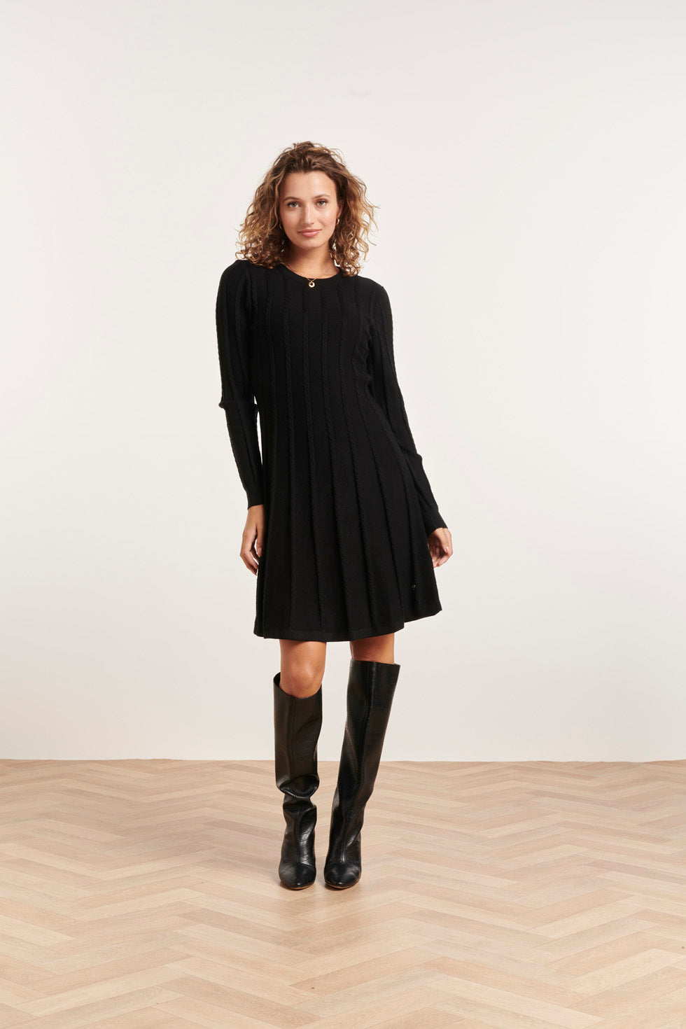 23614 e FitFlared Gebreide Korte Jurk | Black