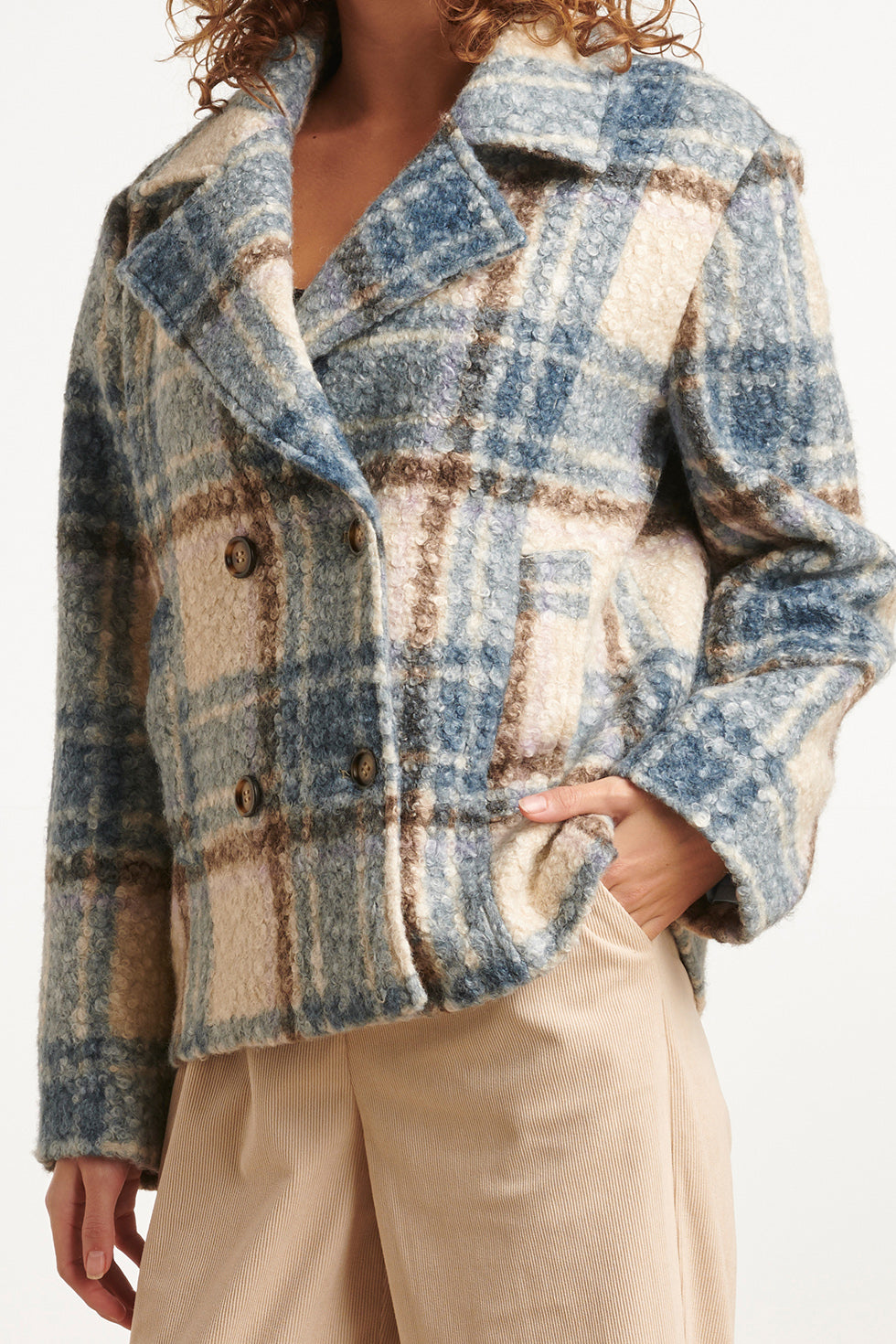 23637 Damesjas Kort Met Licht Geruit Print | White - Light Blue