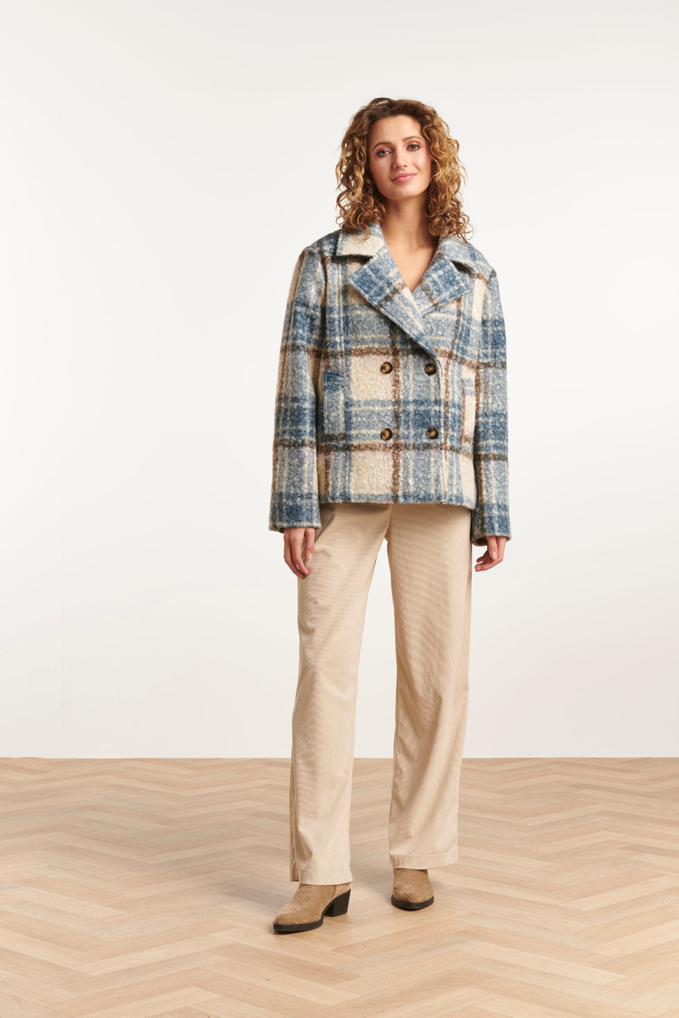 23637 Damesjas Kort Met Licht Geruit Print | White - Light Blue