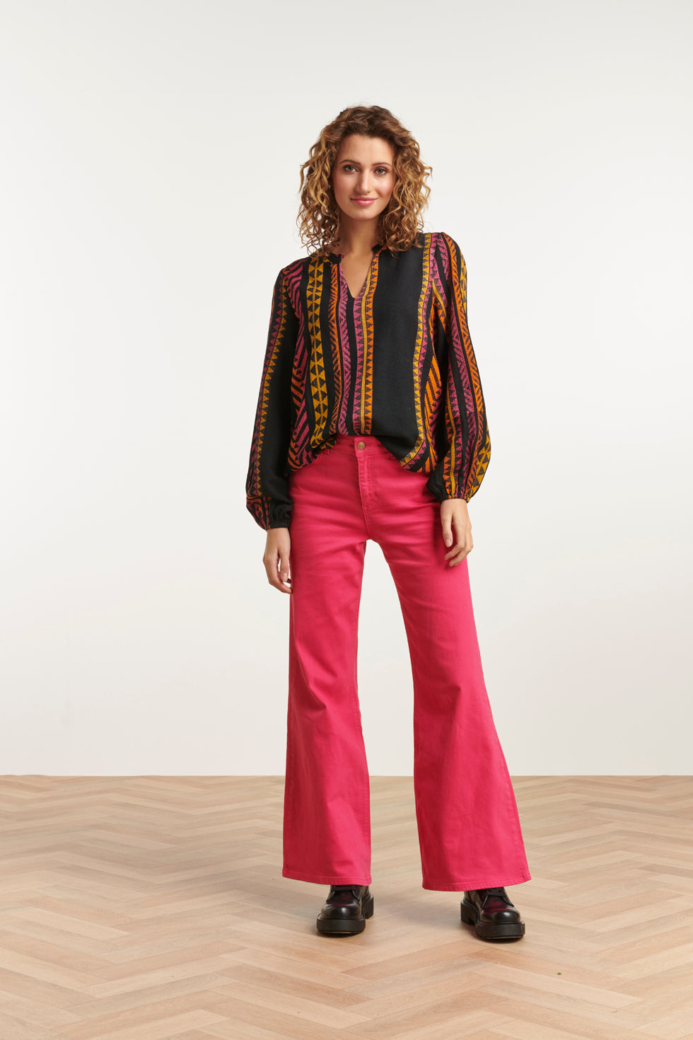 23667 Dames Top Met Aztec Print | Black - Fuchsia