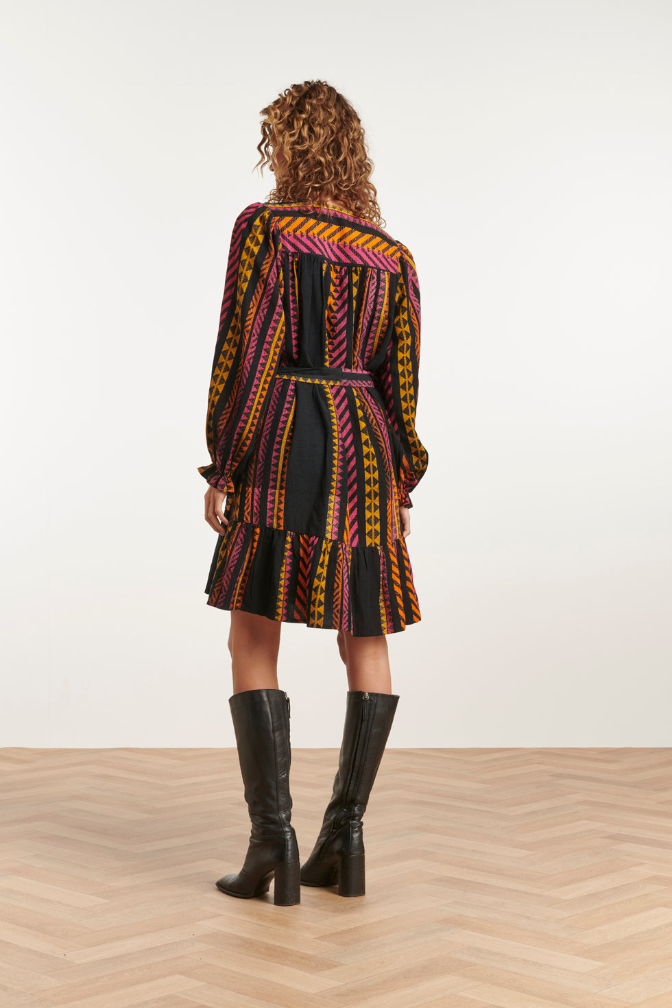 23668 Dames Jurk Met Aztec Print | Black - Fuchsia