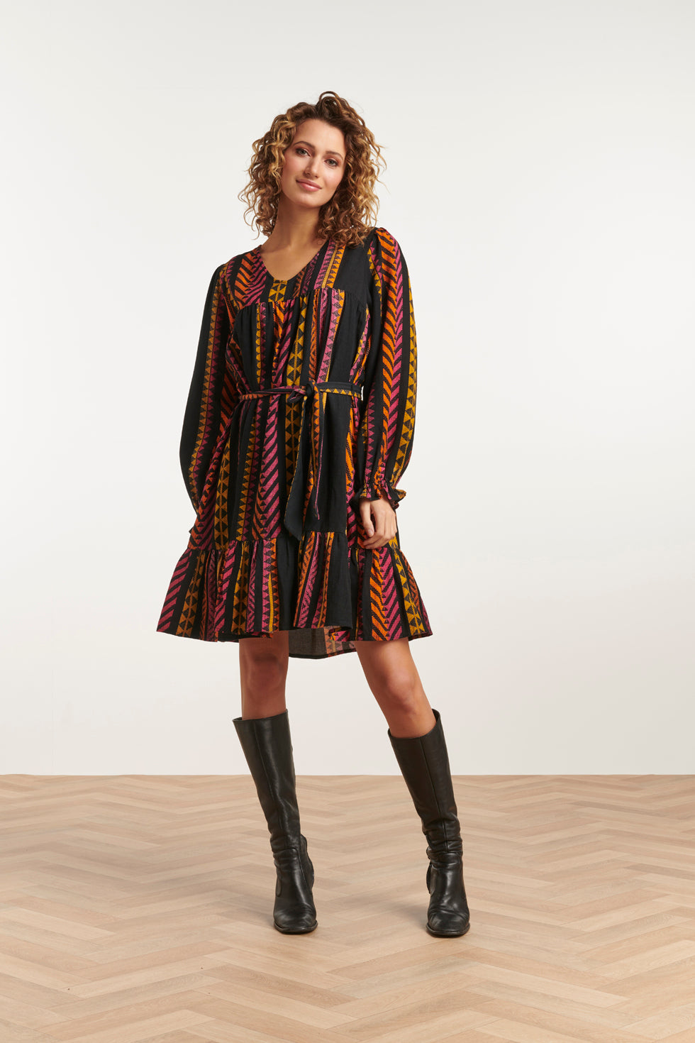 23668 Dames Jurk Met Aztec Print | Black - Fuchsia