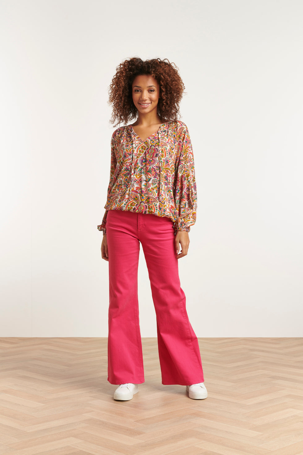 23669 Dames Top Met Multi Bloemen Botanische Print | Muticolour