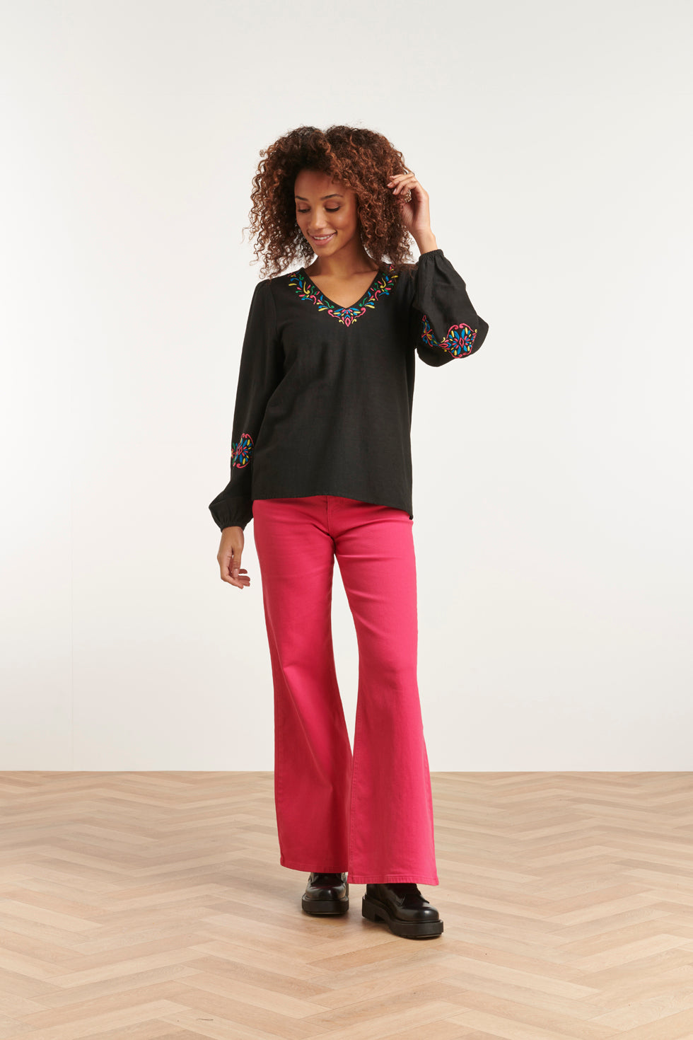 23681 Dames Top Met Boho Borduursellange Pofmouwen | Blackwhite