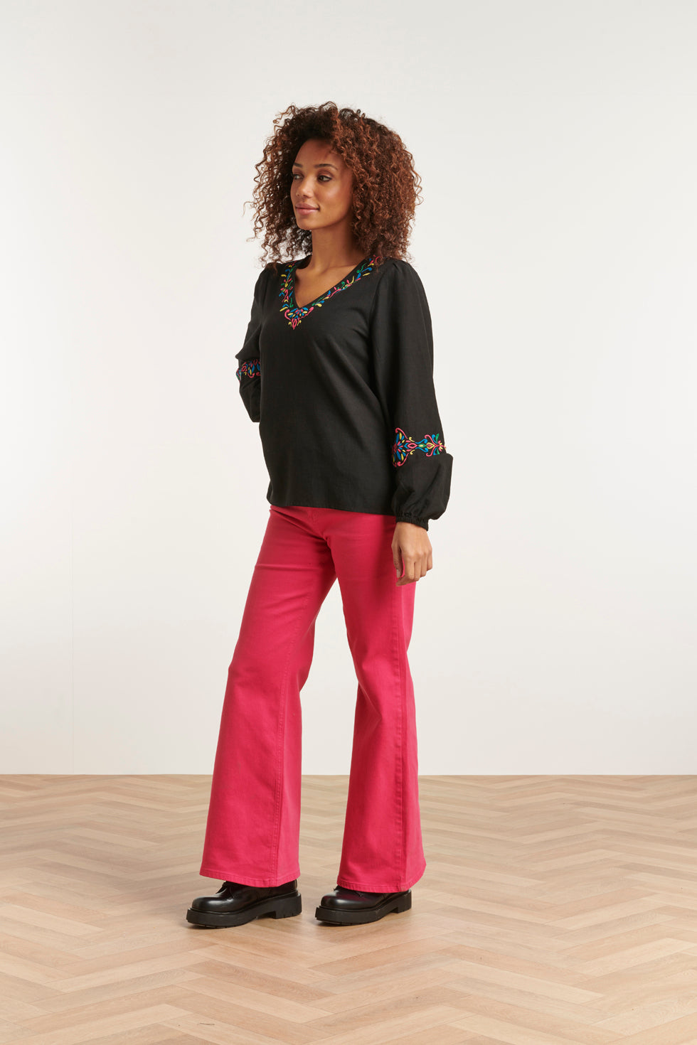 23681 Dames Top Met Boho Borduursellange Pofmouwen | Blackwhite