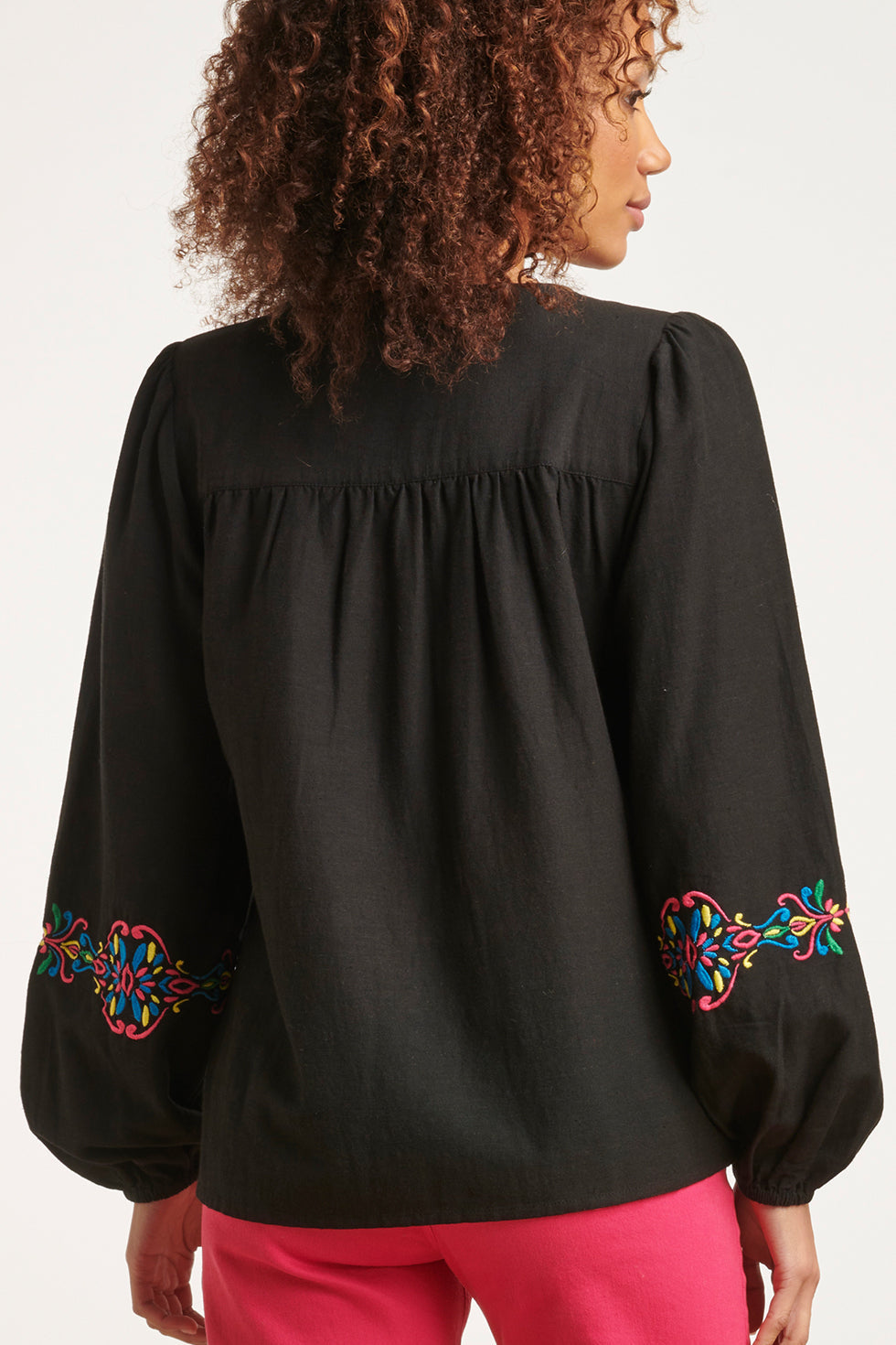 23681 Dames Top Met Boho Borduursellange Pofmouwen | Blackwhite