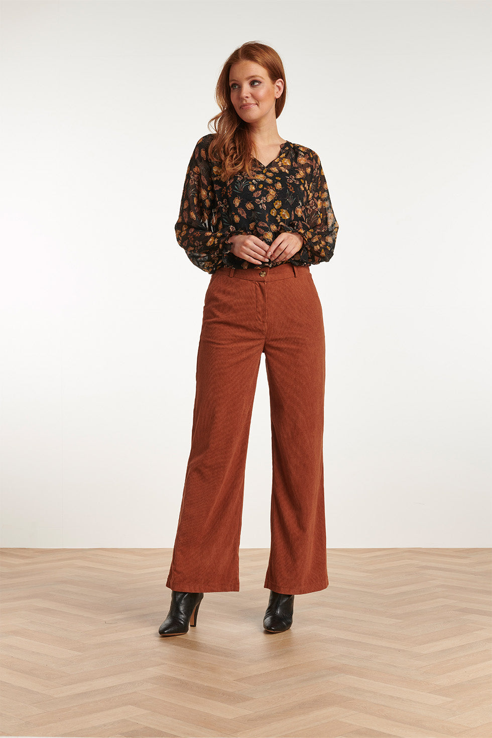 23711-999-240 V-Hals Top Met Bloemenprint-Mosterd | Black-Mustard