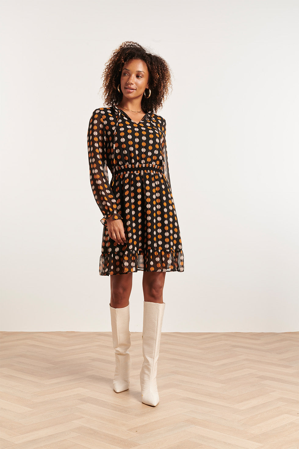 23803 Cognac Grafische Print V-Hals Jurk | Black - Cognac