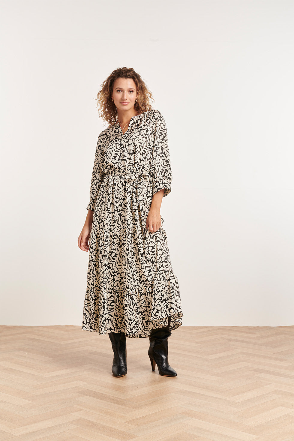 23807 - Grafische Bladerprint V-Hals Jurk | Black - White