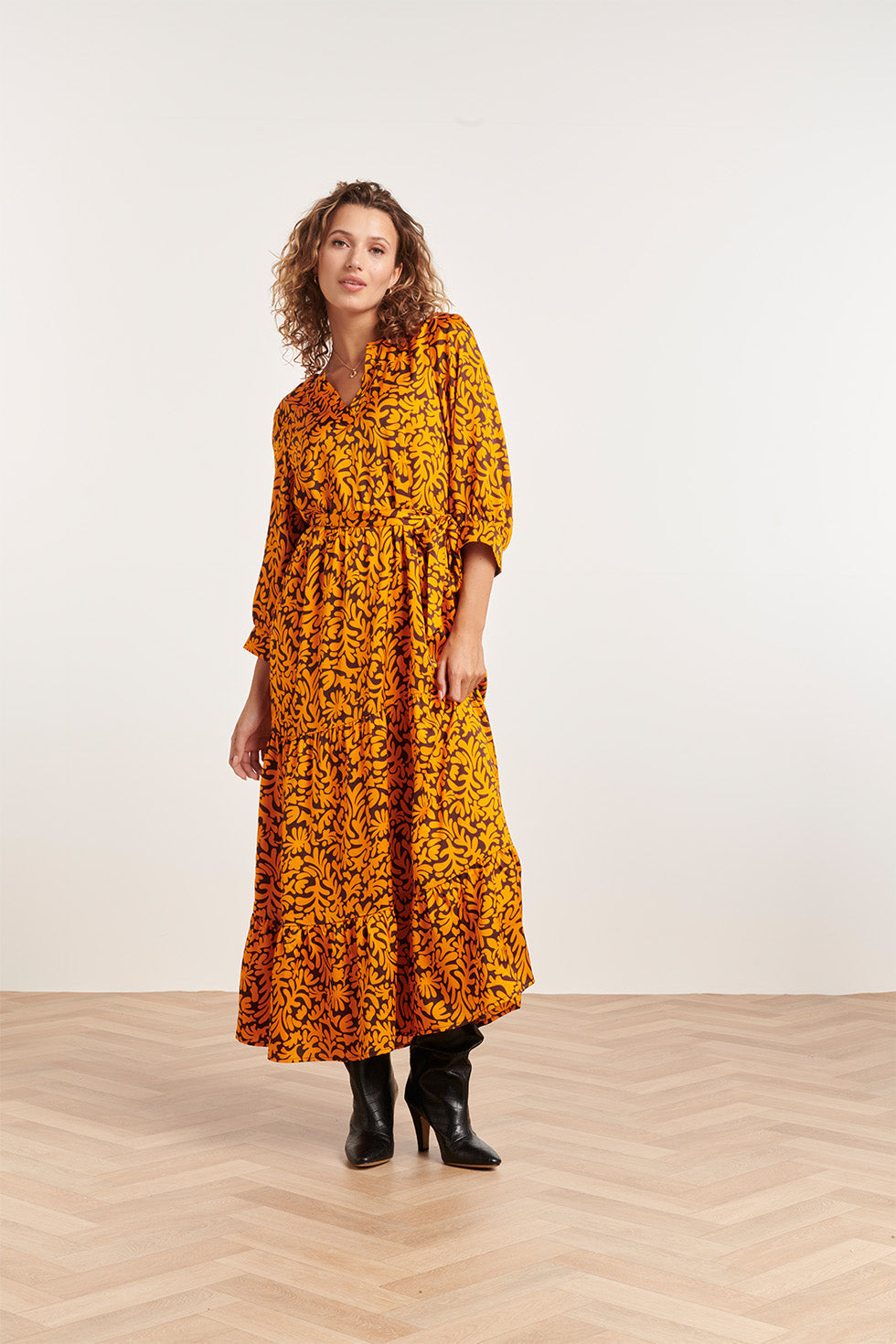 23807 - Grafische Bladerprint V-Hals Jurk | Brown - Orange