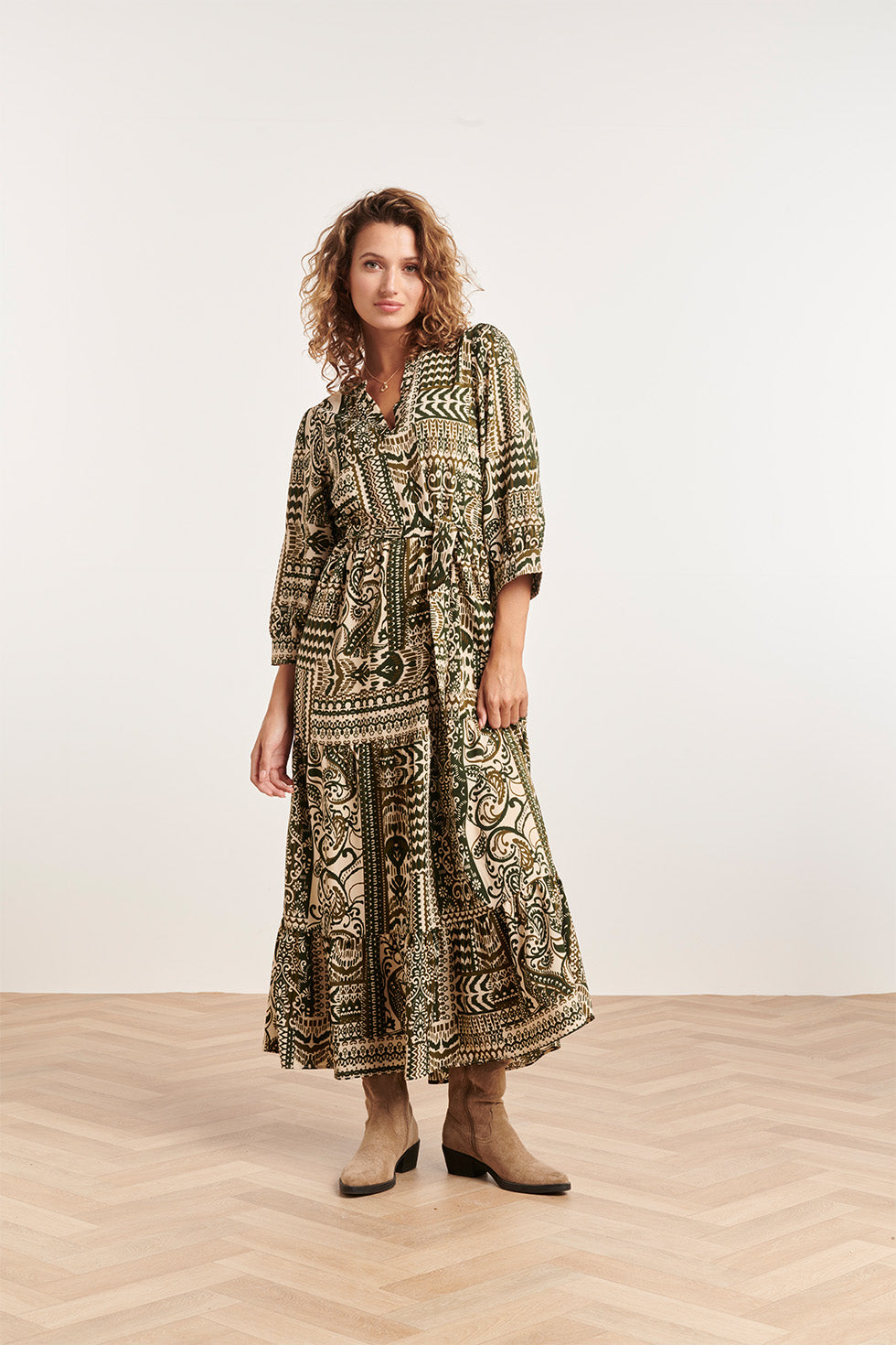 23814 Ornamentele Print V-Hals Jurk | Army - Off White