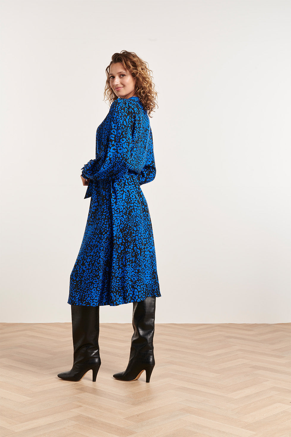 23825 V-Hals Jurk Met Wijd Uitlopende Mouwen | Black-Cobalt