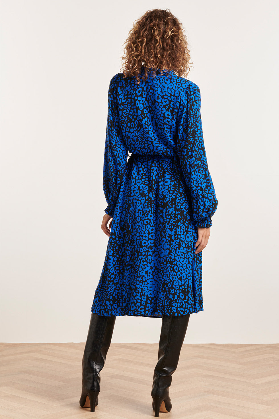 23825 V-Hals Jurk Met Wijd Uitlopende Mouwen | Black-Cobalt