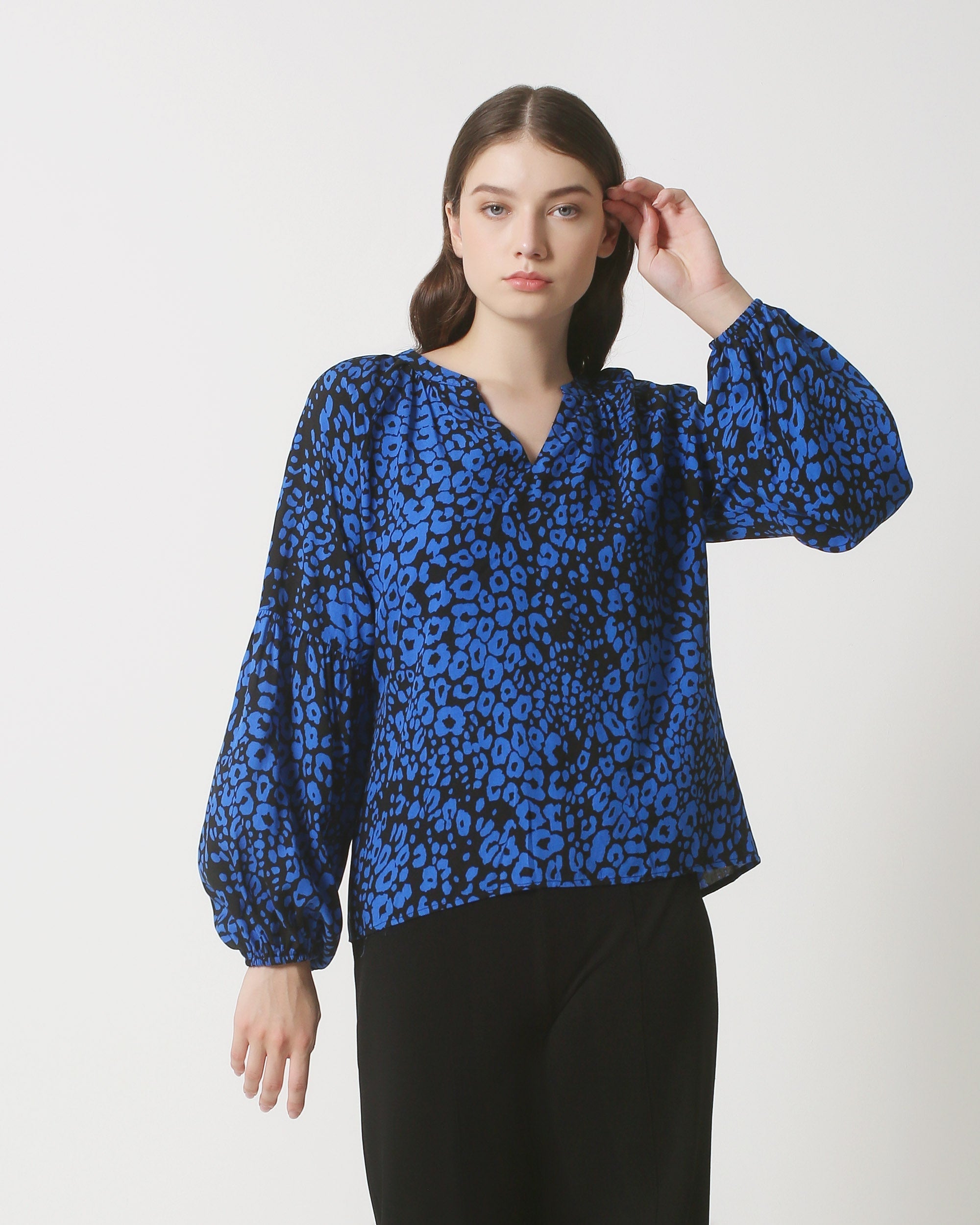 23826 V-Hals Top Met Wijd Uitlopende Mouwen | Black - Cobalt