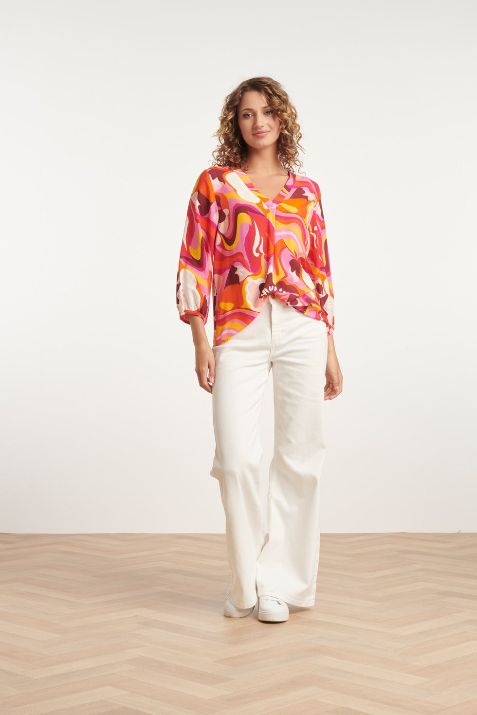 24001 Retro Print Loose Fit V-Hals Top Met Pofmouw | Pink-Multicolour