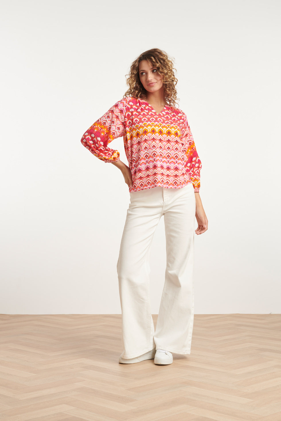 24004 Retro Print V-Hals Top Met Ballonmouw | Pink - Muticolour