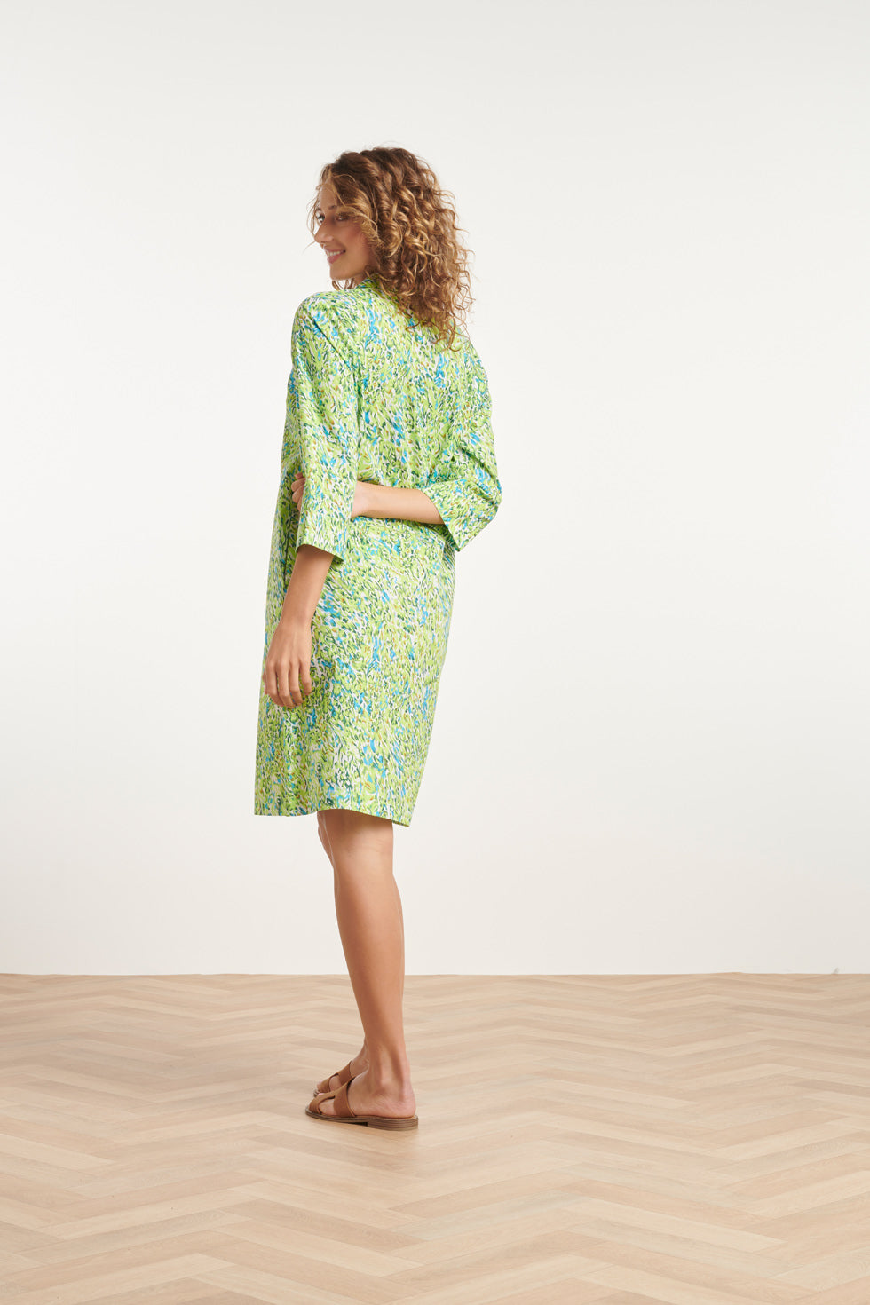 24034 Rechte Jurk Met V-Halskraaghelder | Lime-White