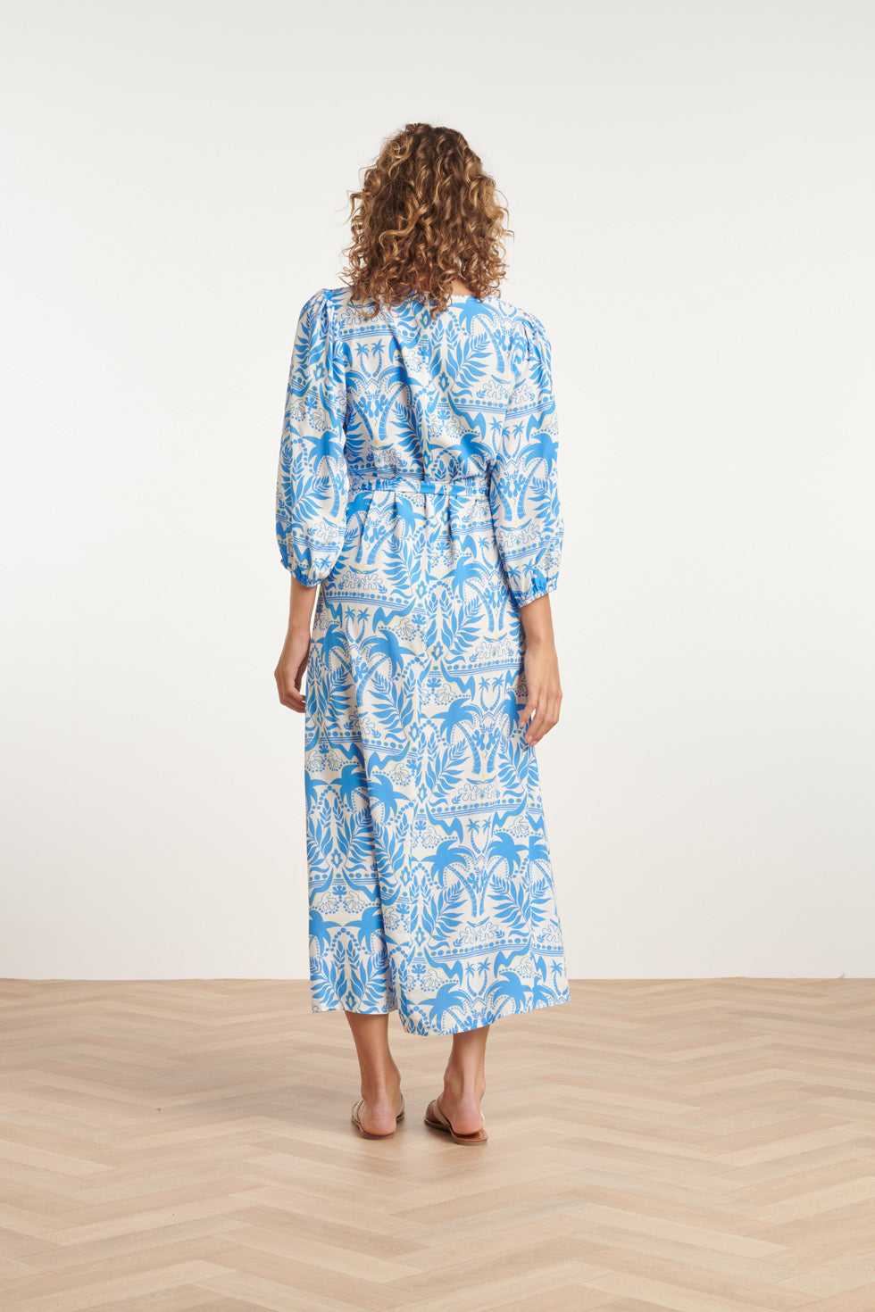 24038 Midi Zomerjurk Met Tropische Print Zomerse | White-Blue