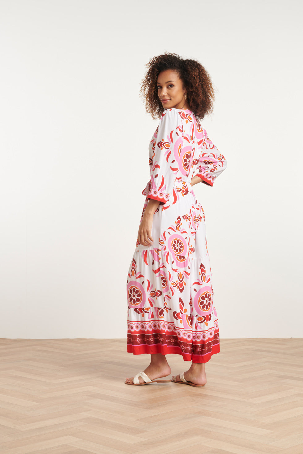 24053 Maxi Jurk Met Diepe V-Hals | White - Muticolour