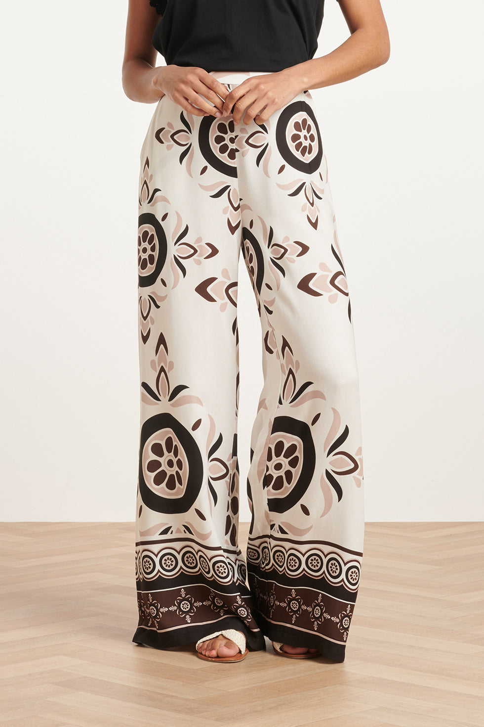 24056 Lang Flowy Broek Met Ornamentprint | White-Sand