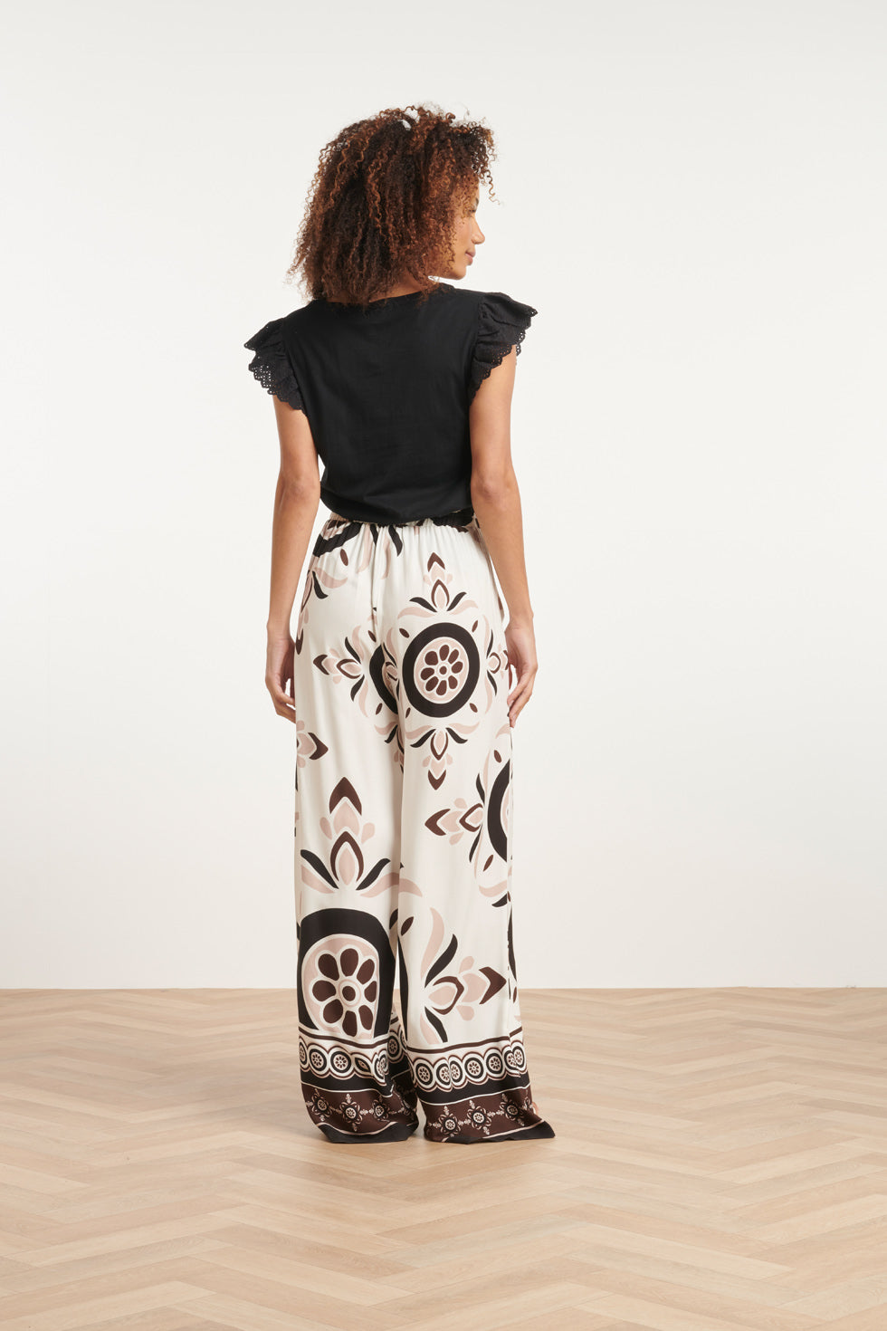 24056 Lang Flowy Broek Met Ornamentprint | White-Sand