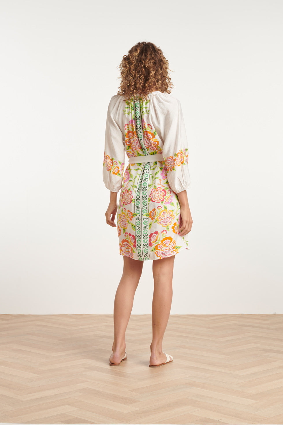 24062 Korte Zomerjurk Met Levendige Bloemenpatroon | White-Multicolour