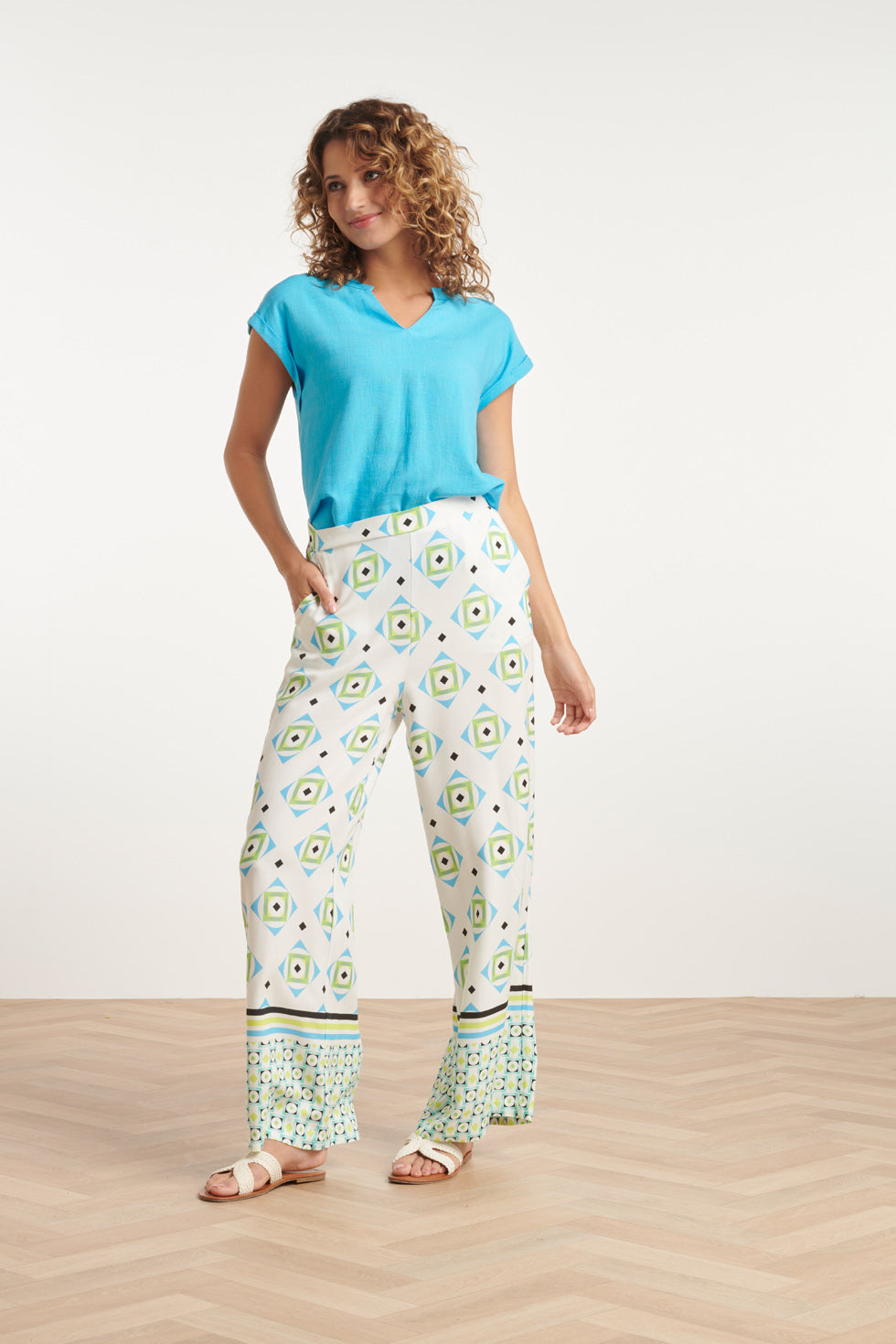 24070 Lange Flowy Zomerbroek Met Grafische Print | White - Muticolour