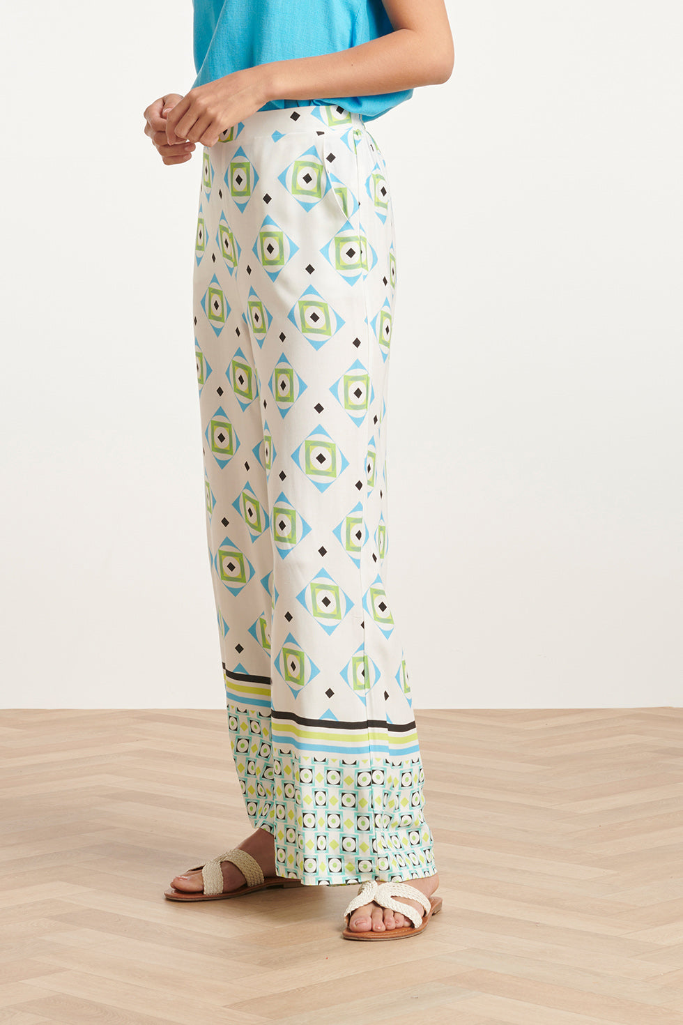 24070 Lange Flowy Zomerbroek Met Grafische Print | White - Muticolour