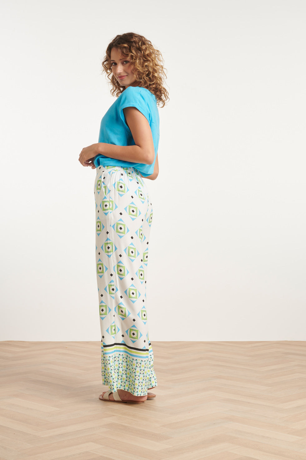 24070 Lange Flowy Zomerbroek Met Grafische Print | White - Muticolour