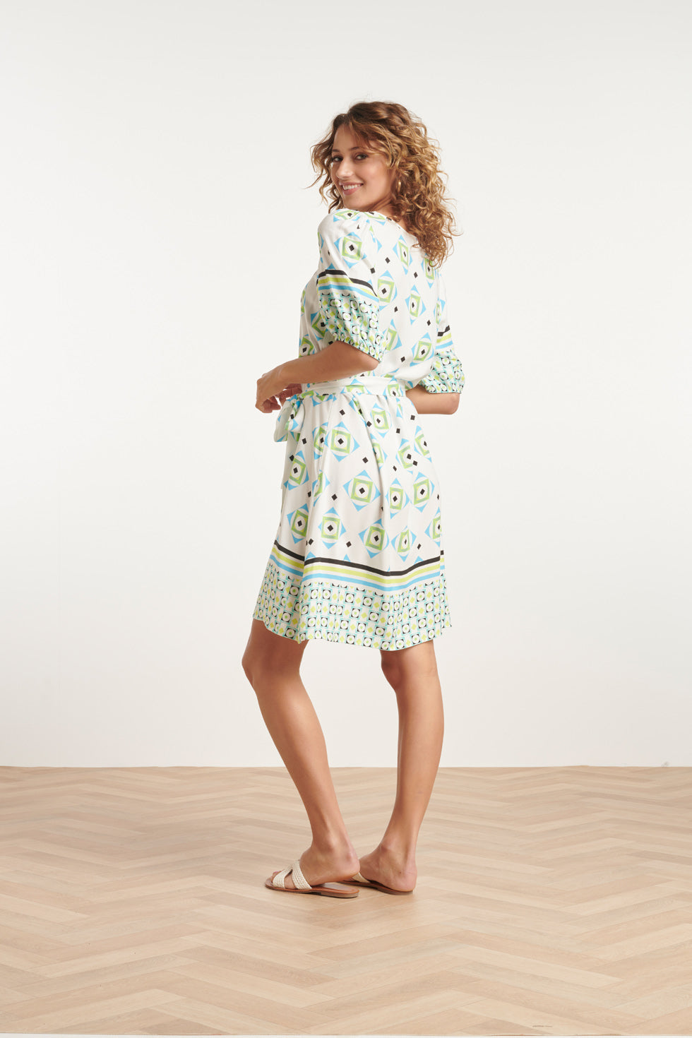 24072 Zomerjurk Met Korte Pofmouwenv-Hals | White - Muticolour