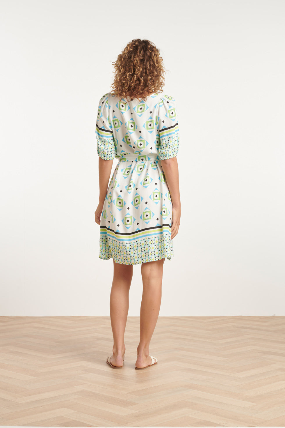 24072 Zomerjurk Met Korte Pofmouwenv-Hals | White - Muticolour