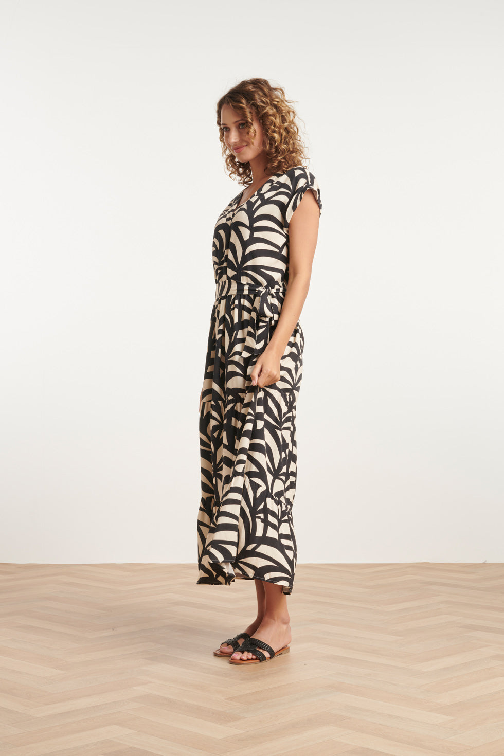 24073 Maxi Jurk Met Grafische Print | Black-Sand