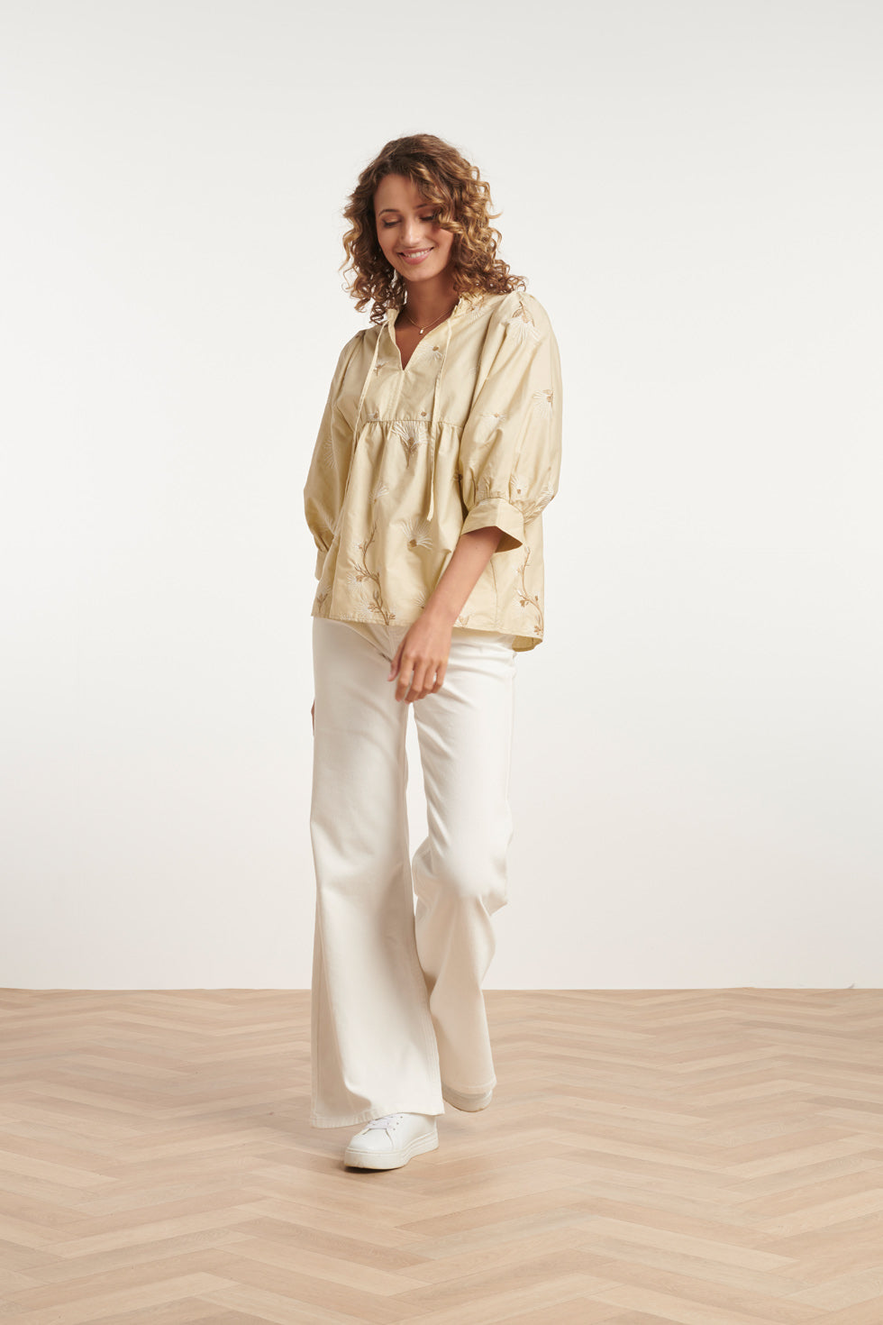 24080 Geborduurde Top Met Neutraal Paisley Design | Sand-Offwhite
